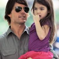 La hija de Tom Cruise cambió legalmente su apellido y dejó de usar el de su padre. En la imagen, el actor junto a Suri cuando era niña. Foto: Redes sociales. 