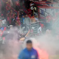 Los aficionados invadieron el campo del Atanasio Girardot generando pánico y destrucción. FOTO EL COLOMBIANO 