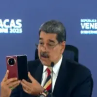 Nicolás Maduro presumió un Huawei que en Colombia cuesta aproximadamente 10 millones de pesos. Foto: Captura de video