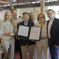 Jorge Jaramillo y Ruth Elena Alzate fueron condecorados recientemente por el cumpleaños número 50 del restaurante. FOTO: CONCEJAL ALEJANDRO DE BEDOUT