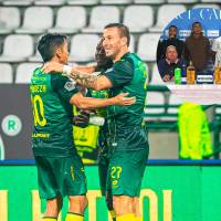 Fabián Sambueza, Emerson Batalla y Luciano Pons, 3 referentes del Bucaramanga. En el círculo, el “Arriero” Herrera con Dayro Moreno y demás jugadores de Once Caldas en la rueda de prensa posterior al partido. FOTOS: X ABucaramanga y captura de vídeo
