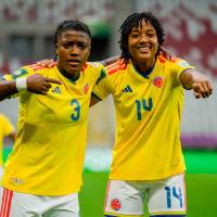 Lina Arboleda y María Fernanda Viáfara celebran en la victoria de Colombia ante Costa Rica en el arranque del Mundial Sub-20 femenino en Polonia. FOTO CORTESÍA FCF 