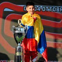 Mateo Gómez (centro) es el nuevo campeón de Easykart 60 con tan solo 11 años de edad. Es una de las grandes promesas del automovilismo colombiano. FOTO Cortesía