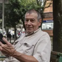 A Jairo Ruiz le gusta ‘cacharrear’ con su celular y editar contenidos con IA. Así, dice él, es que aprende todos los días algo nuevo. FOTO Camilo Suárez. 
