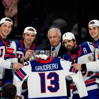 Los deportistas de la Selección de Estados Unidos de hockey sobre hielo celebran con la camiseta de Gaudreau el trofeo de las olimpiadas. FOTO: AFP