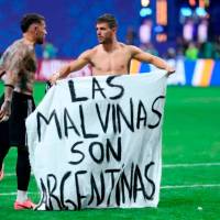 Los futbolistas argentinos mostraron una bandera con contenido político después de la semifinal del Mundial de Norteamérica. Foto: tomada de X 