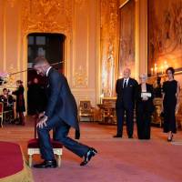 David Beckham, el rey Carlos y la familia del exfutbolista durante la ceremonia que se llevó a cabo en el castillo de Windsor. FOTO: Tomada de X @davidbeckham