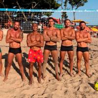 El futbolista brasileño Romario, en el centro de la foto, con pantaloneta roja, de flores, es uno de los mejores delanteros de la historia. Foto: tomada del Instagram de @romariofaria