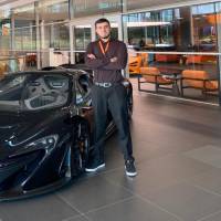 El ingeniero David Muñoz Parra junto a uno de los vehículos de lujo que fabrica la marca inglesa, una de las que compite en la Fórmula 1. FOTO: Cortesía.