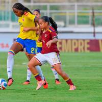 Valerin Loboa, una de las caras nuevas en el seleccionado femenino de mayores, en el partido que Colombia le ganó ayer a Venezuela en Isla Margarita. FOTO cortesía FCF