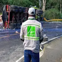 Imagen del camión accidentado en el sector La Poda de la Loma de Los Balsos en Medellín. FOTO: Cortesía AMVA
