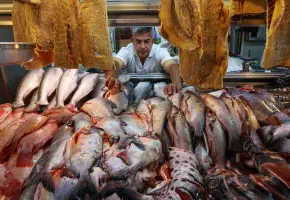 Comerciantes de pescado en la Plaza Minorista José María Villa, en Medellín, reportan menores ventas durante la Semana Santa, pese al aumento en la oferta y al crecimiento del consumo anual impulsado por la acuicultura. FOTOS manuel Saldarriaga