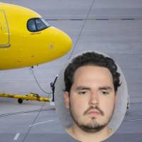 Las autoridades estadounidenses acusan a Restrepo Caballero de dañar los paneles del baño del avión y derramar un líquido desconocido en el piso. Foto: AFP y WPLG Local 10 News