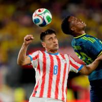 Jhon Arias, quien disputa el balón con Diego Gómez de Paraguay, actuó como creativo de Colombia. FOTO GETTY 