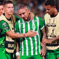 Momento en el que Chicho Arango fue sustituido tras sufrir una lesión. Se fue entre lágrimas y sus compañeros lo consolaron. FOTO MANUEL SALDARRIAGA