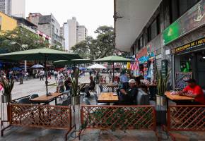 Los costos asociados a la alimentación por fuera del hogar, es decir en restaurantes, presionaron al alza la inflación. FOTO Manuel Saldarriaga