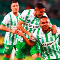El festejo de la anotación de Andrés Sarmiento, que se convirtió en el 2-1 definitivo a favor de Nacional. FOTO MANUEL SALDARRIAGA