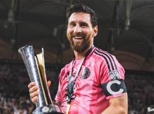 Lionel Messi levanta el trofeo de la Campeones Cup junto a sus compañeros del Inter Miami, tras derrotar a Cruz Azul. FOTO X: INTER MIAMI