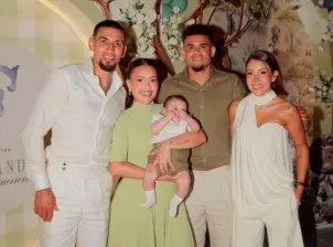 Daniel Muñoz (padrino), Geraldine Ponce, Luis Díaz y Manuela Jiménez (madrina) en el bautizo de Fernando Díaz Ponce, hijo menor del delantero de la Selección Colombia. FOTO TOMADA INSTAGRAM 