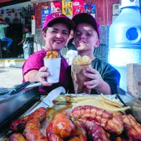 Alba y Julián salen casi todos los días a vender las papas que, a hoy, les han permitido tener una mejor vida y más estabilidad económica. FOTO Camilo Suárez. 