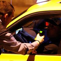 Al taxista sorprendido manejando bajo los efectos del alcohol en Envigado, que ya era reincidente, le cancelaron su licencia. A la empresa en la que está registrado también le tocará responder por dejarlo manejar pese a no tener licencia. FOTO: ARCHIVO - JAIME PÉREZ