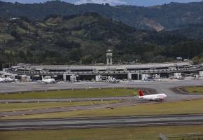 El aeropuerto Internacional José María Córdova, en Rionegro, Antioquia, fue activado como terminal alterna en Colombia para recibir vuelos desviados por el sismo en Panamá. FOTO Manuel Saldarriaga