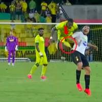 Esta es la acción en la que Ricardo Márquez (camiseta blanca) recibió un golpe en la espalda que le ocasionó una lesión delicada en sus vértebras y por ello estará entre 8 y 10 semanas fuera de las canchas. FOTO PANTALLAZO X@AguilasDoradas