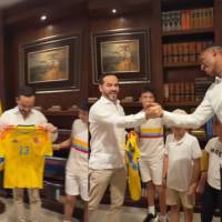 Yerry Mina y Juan Guillermo Cuadrado visitaron la residencia de Abelardo de la Espriella y le entregaron una camiseta de la Selección Colombia durante un encuentro que fue compartido en redes sociales. FOTO: captura de video vía Abelardo de la Espriella en Instagram. 