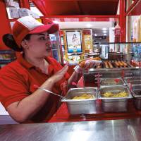 Para muchos puede ser inusual, pero otros optan por quedarse, tomarse el tiempo de mirar la carta y las diferentes alternativas, no sólo dándose el chance de probar algo rico, sino de apoyar. FOTO Manuel Saldarriaga