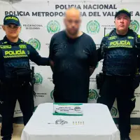 El detenido junto al arma que le fue incautada en su poder. FOTO: Cortesía