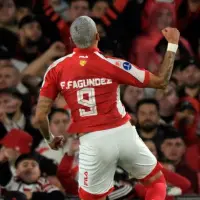 Franco Fagúndez celebra el tanto con el que Santa Fe igualó el duelo 1-1 y por ello, la definición de la clasificación se tuvo que dar desde el punto penal, en el que ganó 7-8. FOTO TOMADA X@Sudamericana