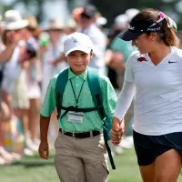 María José Marín junto a su hermano Emilio durante el recorrido tras coronarse campeona del Augusta, rumbo a la premiación. FOTO GETTY 