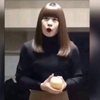 “Sister Hong”, el apodo con el que se hizo viral, pedía frutas, aceite o pescado a cambio de encuentros sexuales. Imagen, captura de video. 