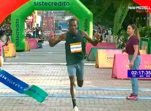 El keniata Erik Kiptanau ganador de la Maratón Medellín, cruzando la meta de la competencia que contó con 6.700 participantes en los 42k. FOTO: Tomada de video.