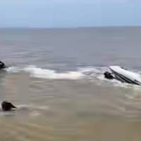 Tras el hundimiento de la lancha, los pasajeros quedaron a la deriva. FOTO: IMAGEN TOMADA DE VIDEO