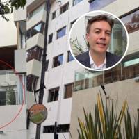 Daniel Quintero y su exsecretario de Gobierno, Esteban Restrepo, en el edificio donde está ubicado el apartamento que figura como domicilio de las cuatro empresas. Foto: EL COLOMBIANO