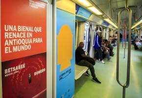 Este tren recorre la ciudad con los colores y mensajes de la Bienal, acercando el arte a más de 1,2 millones de usuarios diarios. Foto: Andrés Camilo Suárez Echeverry
