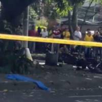 A un costado de la vía quedó la motocicleta en la que se movilizaba Smay Estidwar Pérez Gómez, de 33 años, luego de impactar contra varios elementos a la altura del barrio Cristo Rey. FOTO: CORTESÍA