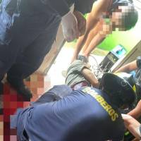 Personal del Cuerpo de Bomberos de Caldas atendieron la emergencia que sufrió Luis Orlando Vanegas Agudelo, de 64 años, cuando trabajaba con una pulidora. FOTO: CORTESÍA