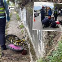 Un hombre y una mujer se descolgaban en una bicicleta y golpearon contra el barranco y el pavimento. Agentes de la Policía Judicial de la Secretaría de Movilidad de Envigado atienden el accidente. FOTOS: CORTESÍA
