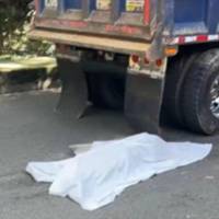 En este accidente, ocurrido en el barrio Belén La Gloria, murió un hombre que acostumbraba a pegarse de las volquetas y que se cayó de la misma. FOTO: CORTESÍA 