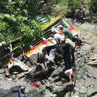 Así quedó el bus escalera accidentado en una vereda del municipio de Buriticá, Occidente antioqueño. Iban dos personas en el vehículo. FOTO: CORTESÍA