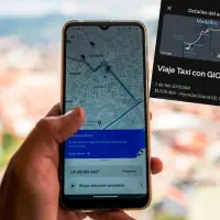 El usuario de la aplicación mostró la solicitud que hizo a las 10:00 a.m. del domingo y el cobro que le hizo el taxista. FOTO: CARLOS VELÁSQUEZ Y TOMADA DE TWITTER