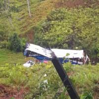 Así quedó el bus, de la empresa Copetrán, que se accidentó en el Alto de las Águilas, en Puerto Berrío, cuando cubría la ruta Santa Marta-Medellín. FOTO: CORTESÍA RTP NOTICIAS REGIONAL