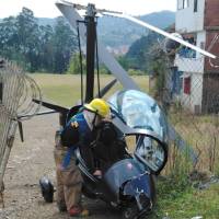 Así quedó el girocóptero siniestrado en zona urbana del municipio de Caldas, sur del Valle de Aburrá. Personal del Cuerpo de Bomberos de esta localidad atendieron la emergencia. FOTO: CORTESÍA