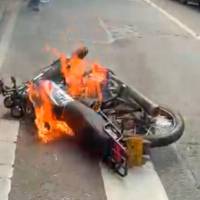 Así quedó la motocicleta de los presuntos delincuentes, luego de que la comunidad tomara justicia por mano propia y la incendiaria. Quienes iban sobre este vehículo también fueron agredidos. FOTO: CORTESÍA