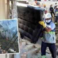 Mientras los funcionarios de la Alcaldía de Medellín apoyan la evacuación de las familias que tienen sus hogares al lado de las quebradas La Mansión y La Máquina, delincuentes estarían provocando incendios forestales en las zonas cercanas. FOTOS: CORTESÍA