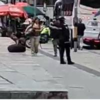 Este paquete sospechoso generó caos en el Parque Berrío y hasta el cierre del tránsito por esta zona durante algunos minutos, colapsando la movilidad de la ciudad. FOTO: CORTESÍA