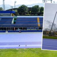 La pista de atletimo Alfonso Galvis fue entregada oficialmente el 19 de junio, tras una inversión de 21.000 millones de pesos. Desde la semana pasada empezó el montaje de uno de los escenarios para el festival EDC, permitiendo el paso de grúas y camiones por sobre el tapete de los corredores. FOTOS: CORTESÍA ALCALDÍA DE MEDELLÍN Y CIUDAD SUR
