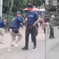 En un video, difundido en redes sociales, los grupos de gestores de convivencia de la Secretaría de Seguridad de Medellín fueron captados agrediendo a un ciudadano venezolano. Al parecer, los agredidos estarían cometiendo varias infracciones en el Parque Bolívar. FOTO: TOMADA DE VIDEO